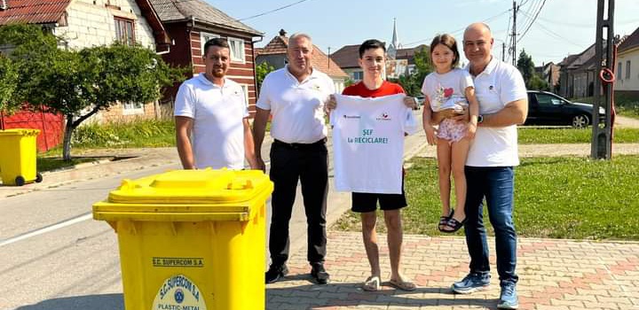 Tricouri cu inscripția ȘEFI LA RECICLARE oferite de inspectorii ADI Deșeuri Bistrița-Năsăud. FOTO