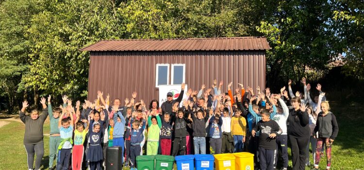 400 de pubele colorate și 40 de containere mari au fost amplasate în 10 școli din județ!